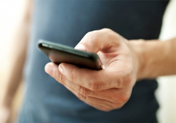 Zahlungsplattform fuer den Onlinehandel Schubild Mann mit Mobiltelefon